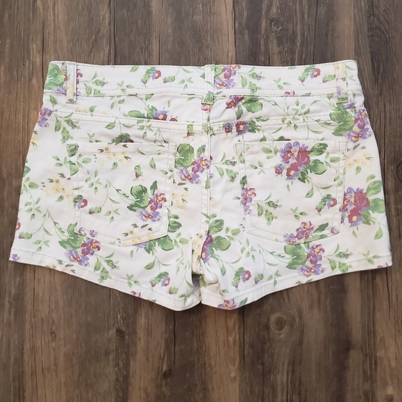 Celebrity pink jeans floral shorts - Picture 3 of 4